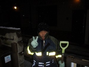 2010/2/1　深夜にかけて積雪-消防団員が消火栓の雪掻き