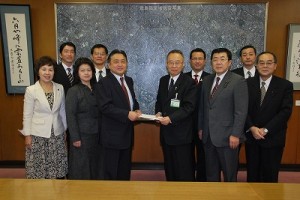 2011/12/6　平成24年度豊島区予算に対する公明区議団の要望書を提出