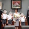 25R7.4.24 立教小学校から高際区長へイースターの花束